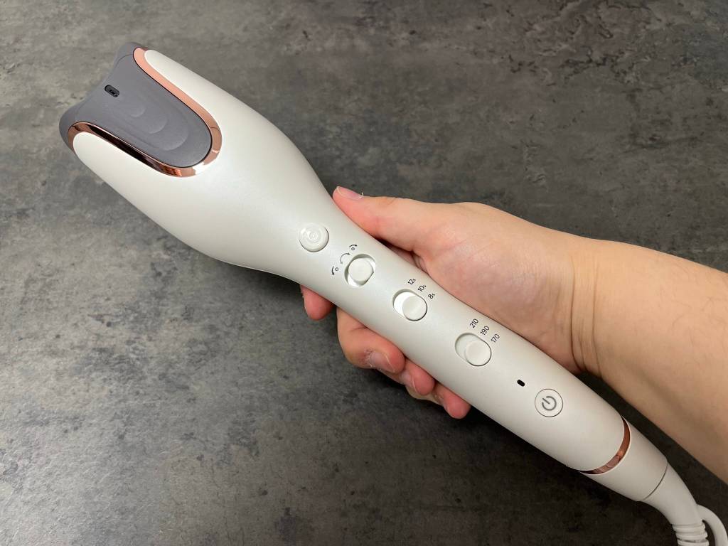 Der kompakte Curler StyleCare Prestige BHB878/00 von Philips liegt gut in der Hand.