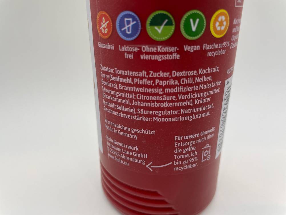 Curry-Ketchup getestet: Nahaufnahme des Aufdrucks auf der Rückseite einer Flasche mit Angaben zu den Zutaten.
