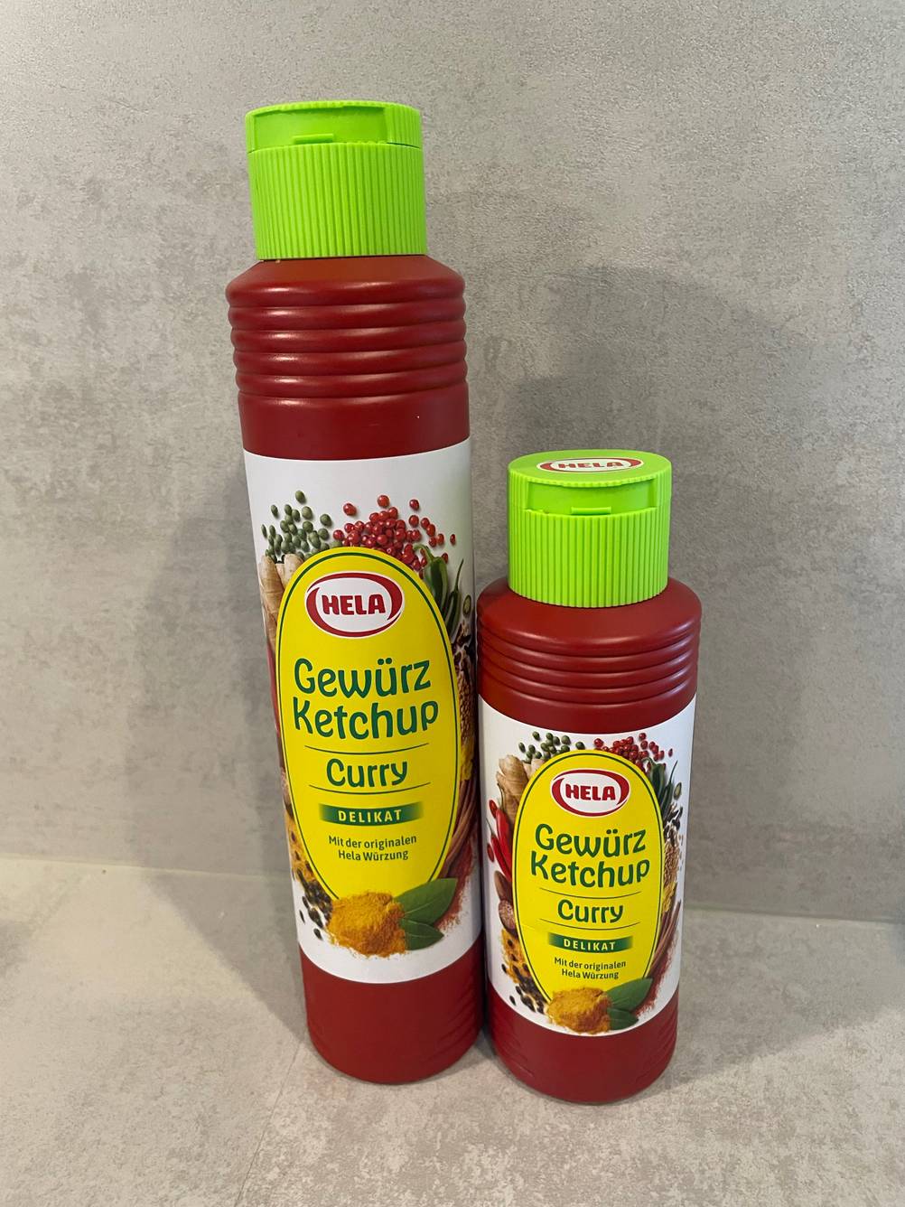 Curry-Ketchup getestet: Zwei Flaschen, eine große und eine kleine nebeneinander.