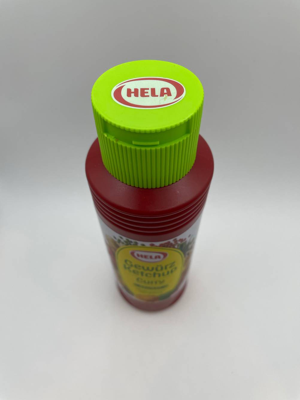 Nahaufnahme des Deckels einer Flasche des getesteten Curry-Ketchups auf einer hellen Fläche.