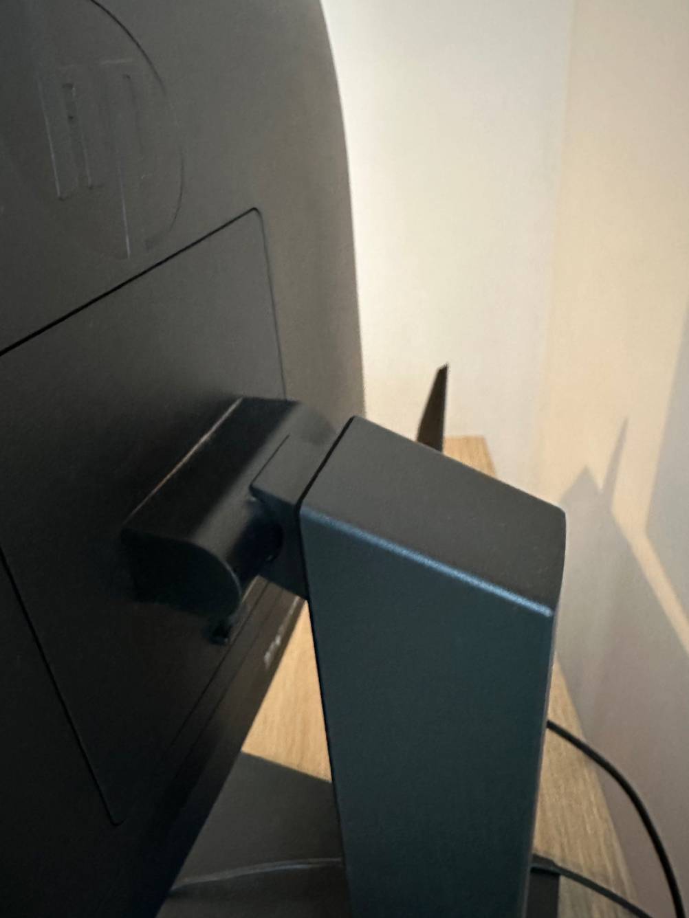 Im Test: Detailansicht des Ständers eines Curved Monitors.