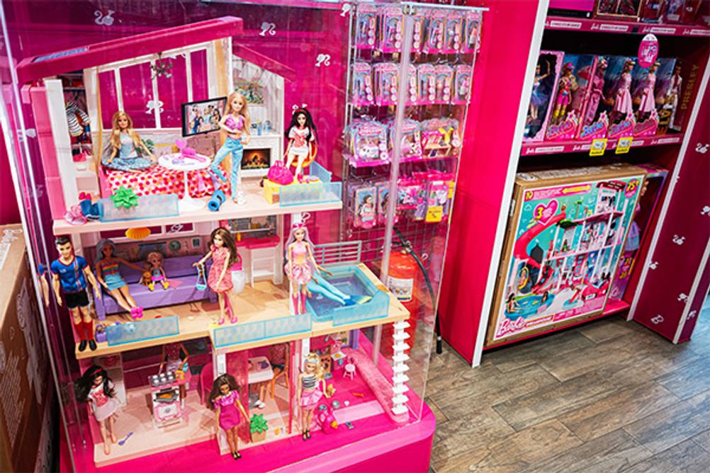 Curvy-Barbie im Test: Ein Barbie-Haus mit einigen Barbie-Puppen darin.