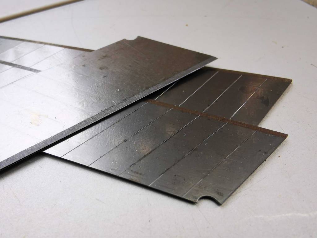 Detailansicht der Schneidefläche von getesteten Cuttermesserklingen.