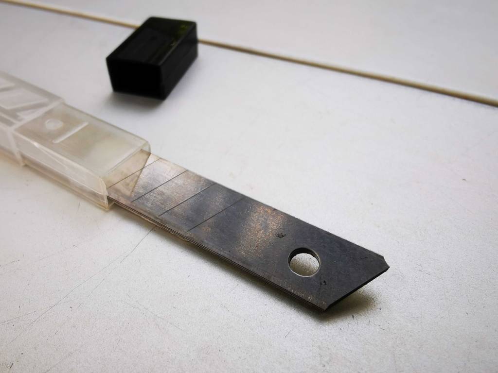 Nahansicht von halb aus der Box herausragenden Cuttermesserklingen im Test.