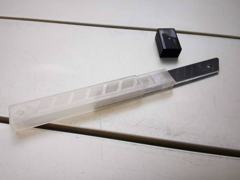 Cuttermesserklingen-Test: Die Aufbewahrungsbox ist geöffnet, ein Teil der Messer ragt raus.