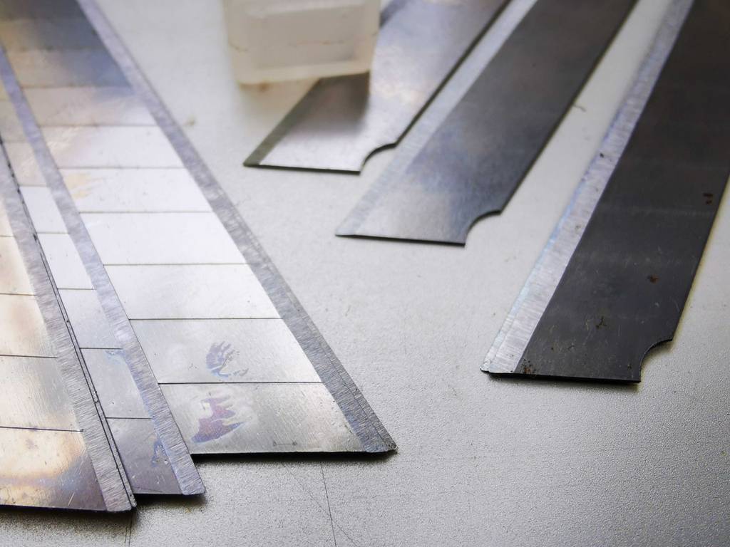Cuttermesserklingen getestet: Mehrere Klingen unterschiedlicher Breite in Nahansicht.