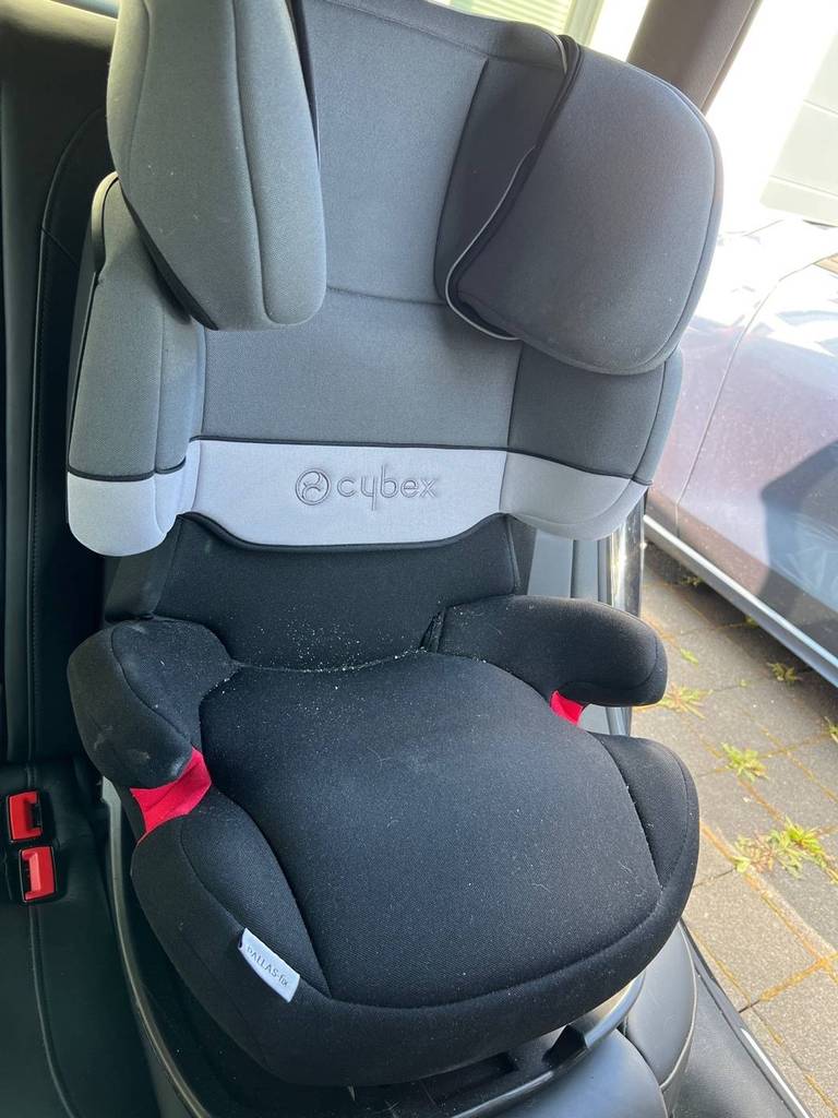 Sitzerhöhung im Test: in verschiedenen Grautönen gehaltenes Modell von Cybex befindet sich auf einem hinteren Autositz.