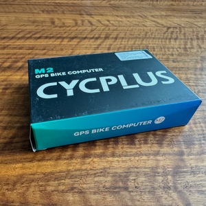 Der Karton des Cycplus-M2-Fahrradcomputer liegt auf einem Tisch
