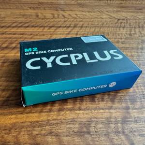 Der Karton des Cycplus-M2-Fahrradcomputer liegt auf einem Tisch