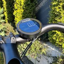 Das Display des Cycplus-M2-Fahrradcomputer ist an einem Fahrradlenker montiert