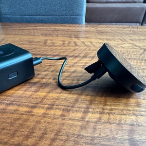 Das Display des Cycplus-M2-Fahrradcomputer wird aufgeladen