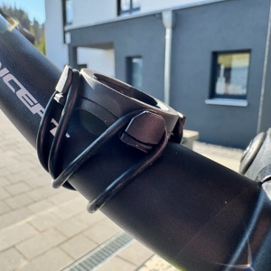 Zwei Gummis halten das Display des Cycplus-M2-Fahrradcomputer