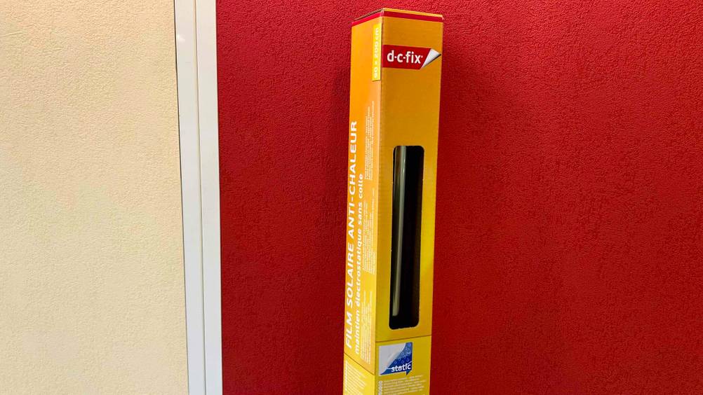 Nahaufnahme der Verpackung mit Sichtfenster und Logo der Sonnenschutzfolien.