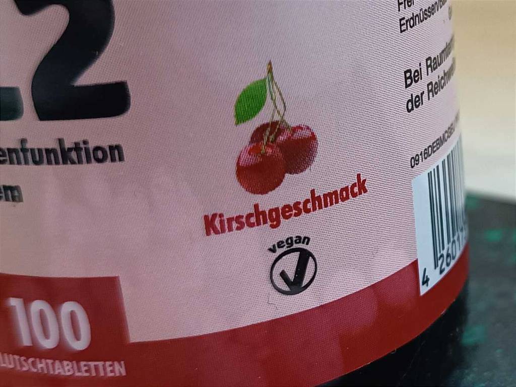 Vitamin-B12-Tabletten getestet: Verpackung von Vitamin-B12-Tabletten mit Fokus auf den Aufdruck 