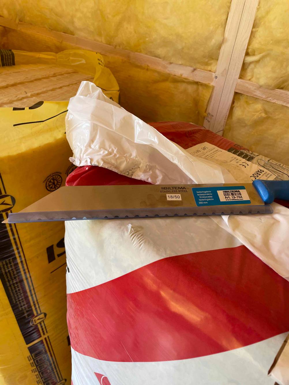Dämmstoffmesser getestet: Ein Messer auf einem Sack mit Dämmstoff.