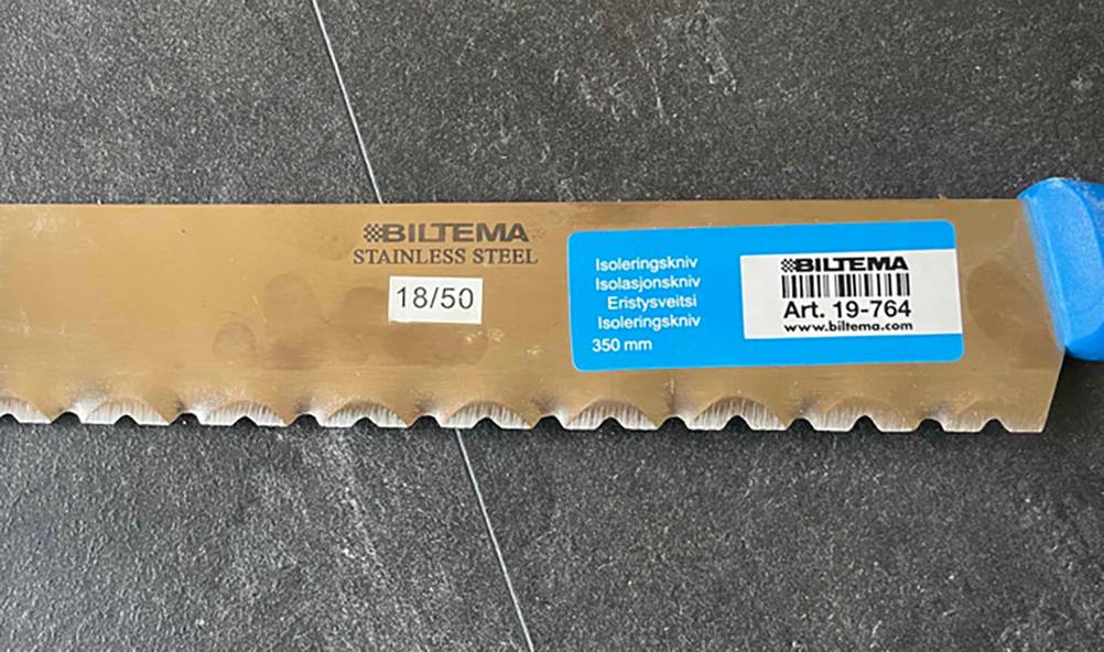 Nahaufnahme der Aufkleber auf der Klinge des Dämmstoffmessers im Test.
