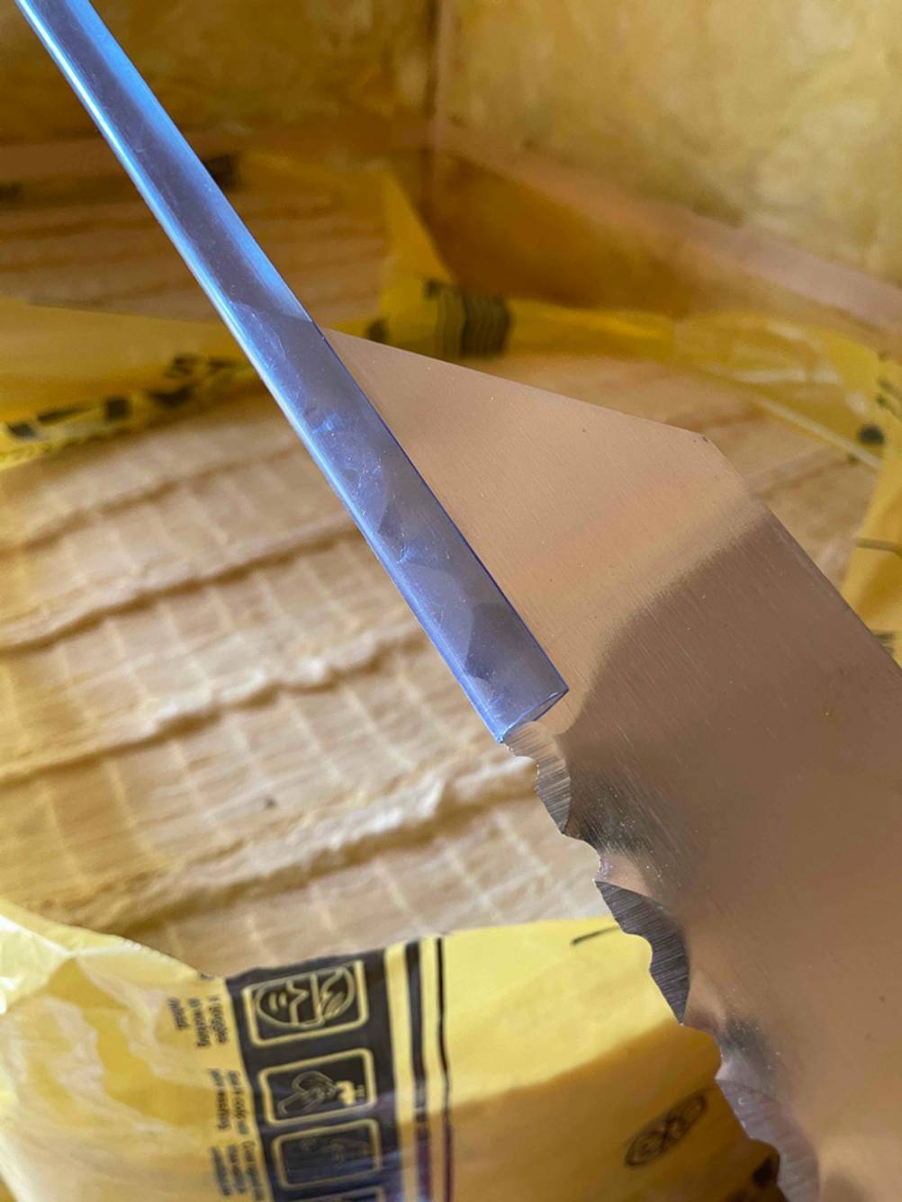 Dämmstoffmesser im Test: Nahaufnahme der Klinge mit Schutz leicht abgezogen.