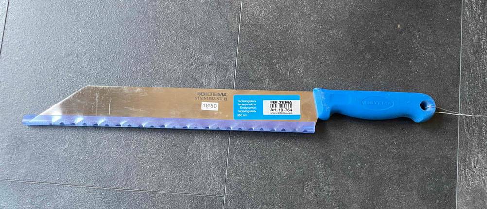 Ein blaues Dämmstoffmesser