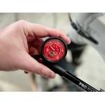 Die Pro Bike Tool BSP-01 wird mit beiden Händen gehalten. Der Pumpmechanismus ist vollständig ausgezogen.
