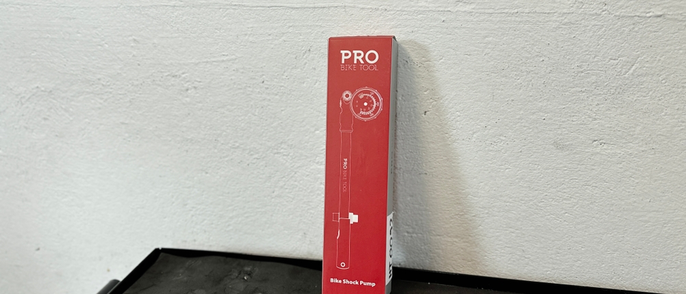 Die Pro Bike Tool BSP-01 steht in ihrer roten Verpackung auf einer Werkbank. Aufdrucke zeigen Produktinformationen.