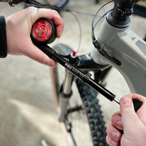 Die Pumpe wird auseinandergezogen. Der Griff wird mit der anderen Hand gehalten.