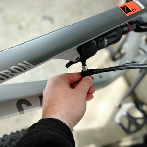 Die Pro-Bike-Tool-Pumpe wird am Ventil des Dämpfers angeschraubt. Der Anschluss erfolgt über einen kurzen, geraden Schlauch.