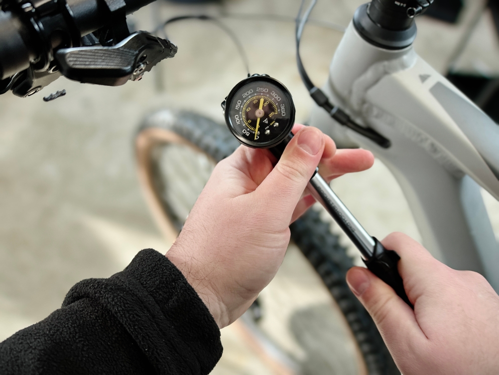 Der Luftdruck wird mit dem Manometer der Pocketshock DXG abgelesen. Die Skala zeigt psi und bar.