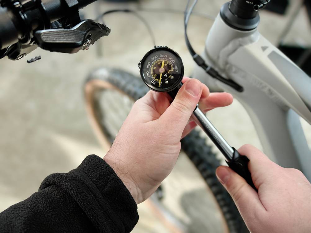 Der Luftdruck wird mit dem Manometer der Pocketshock DXG abgelesen. Die Skala zeigt psi und bar.