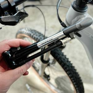Die Pocketshock DXG ist vollständig zusammengeklappt. Die Nahaufnahme zeigt Griff, Schlauch und Anzeige kompakt verstaut.