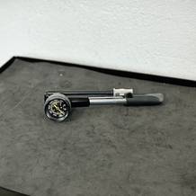 Die Pocketshock DXG liegt auf einer Werkbank. Alle Komponenten sind vollständig sichtbar.