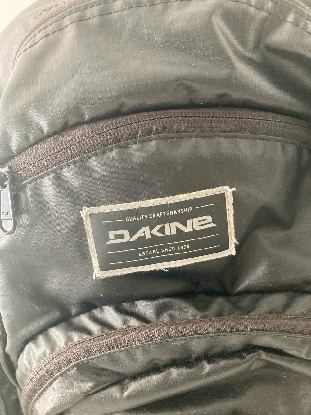 Dakine-Rucksack getestet: Nahaufnahme des Logos auf der Vorderseite.
