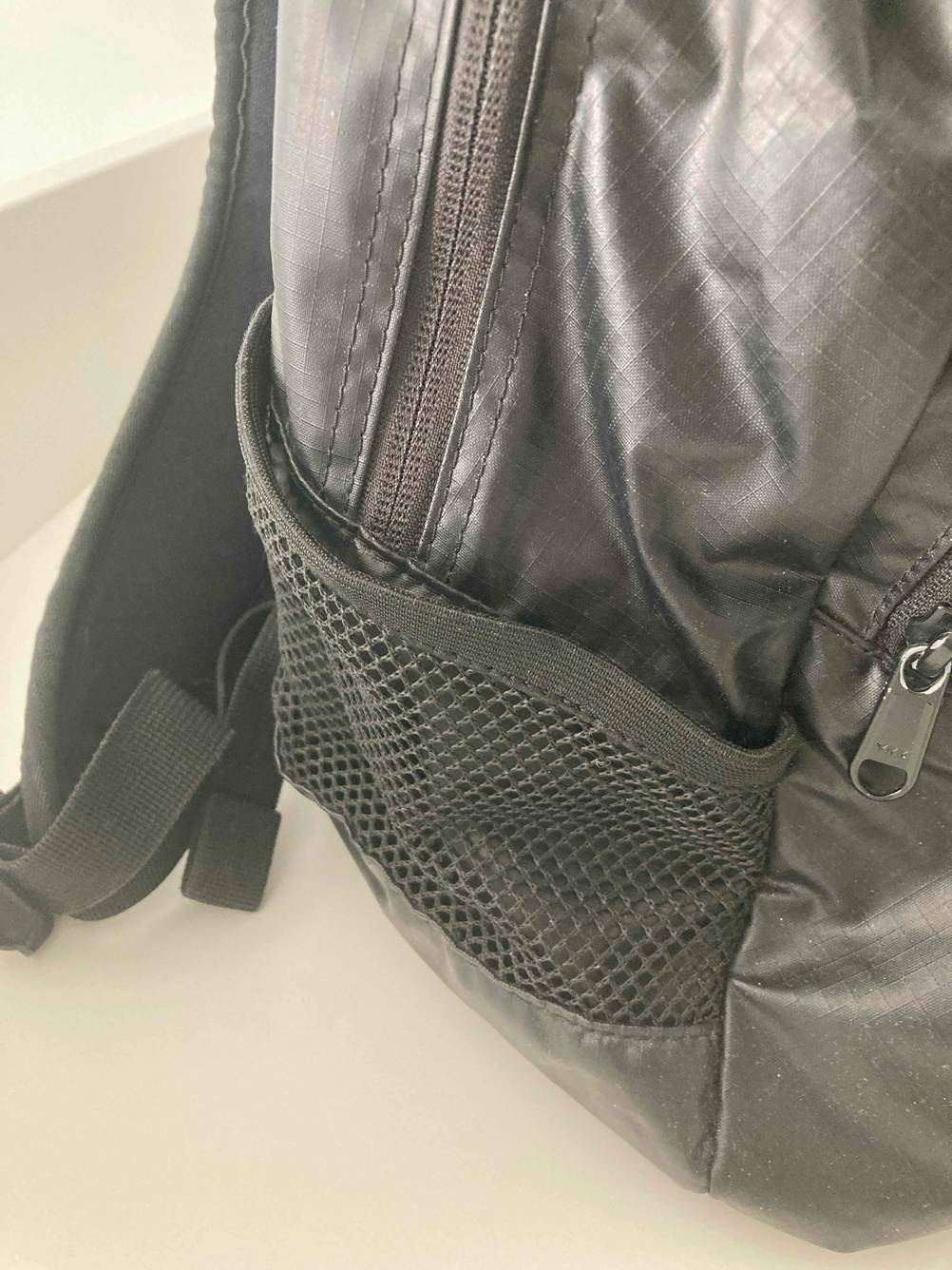 Dakine-Rucksack-Test: Nahaufnahme einer kleinen Netztasche an der Seite.