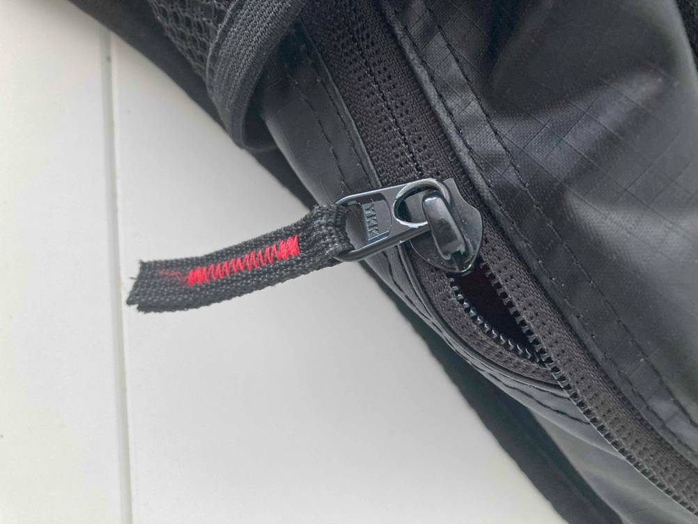 Dakine-Rucksack im Test: Nahaufnahme des Schreissverschlusses mit Zipper.