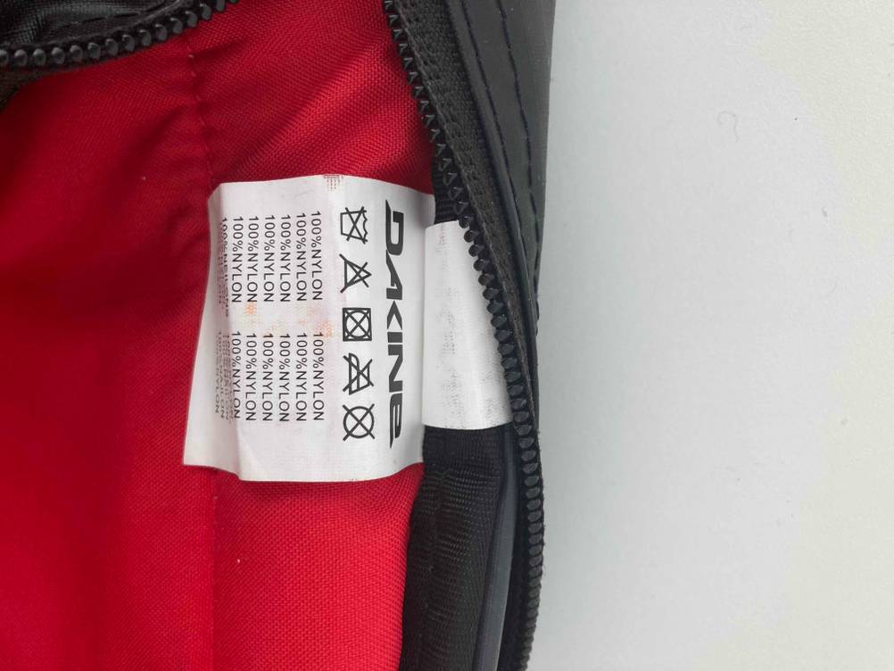 Dakine-Rucksack getestet: Nahaufnahme des Waschlabels im Inneren.