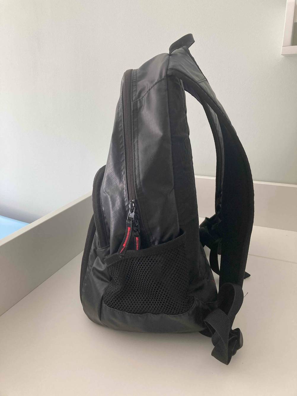 Seitenansicht des getesteten Dakine-Rucksacks.