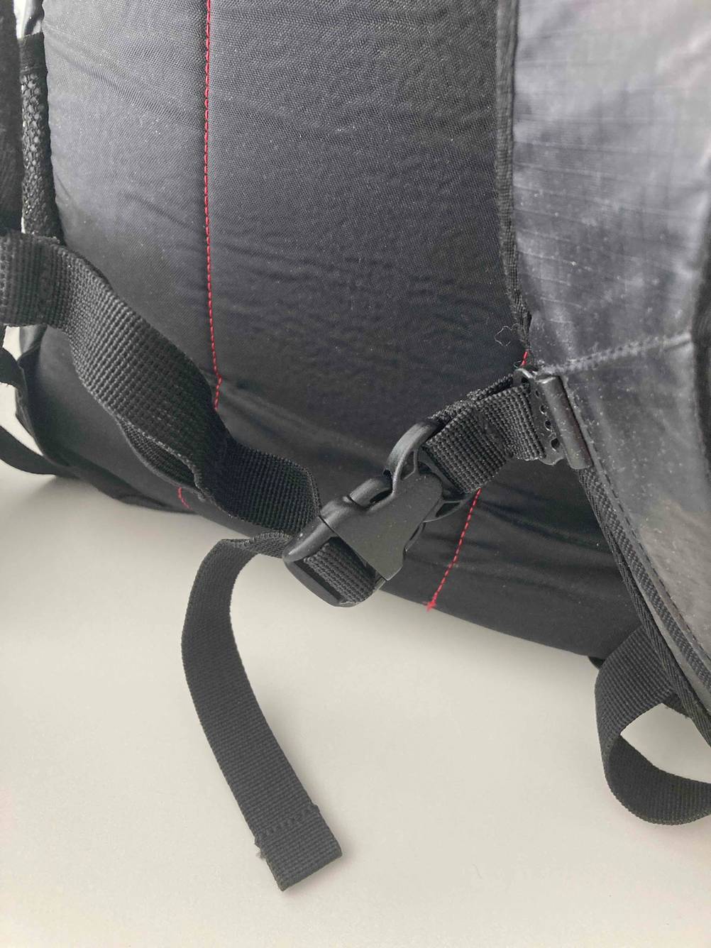 Dakine-Rucksack im Test: Nahaufnahme der Schnalle am Rucksack.