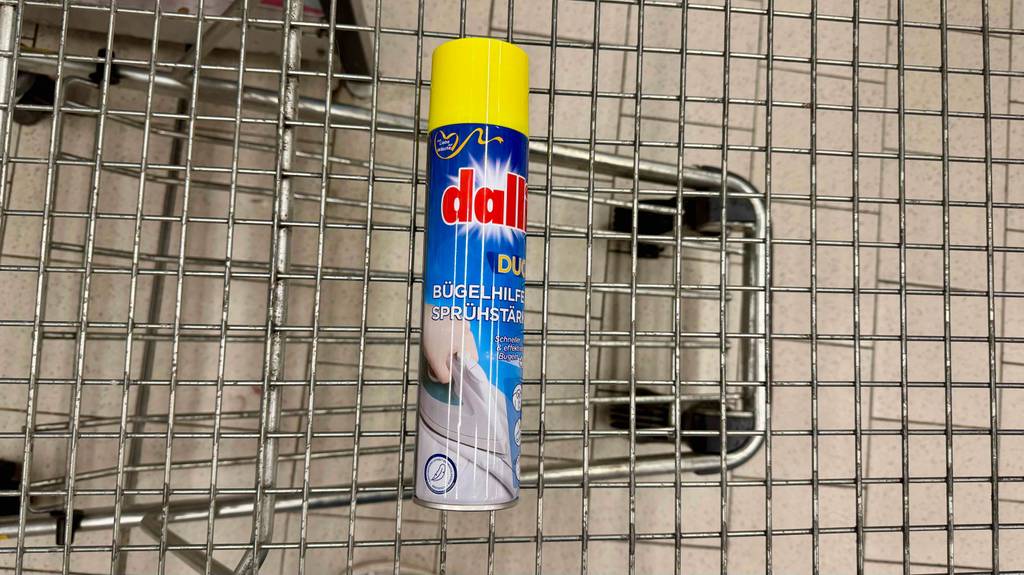 Eine Dose Sprühstärke liegt zum testen in einem Einkaufswagen.