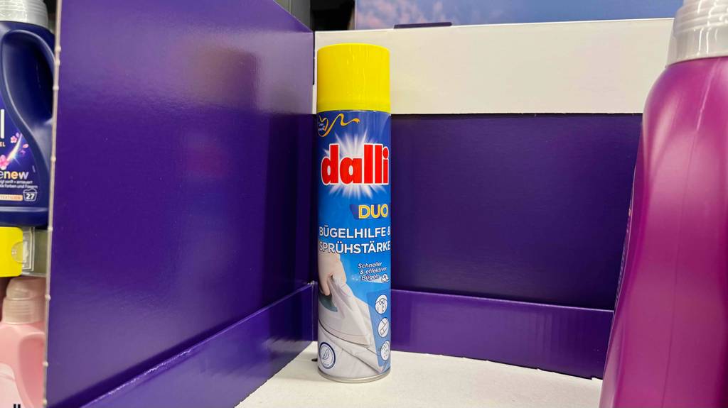 Eine Dose Sprühstärke steht getestet in einem lila Eck.