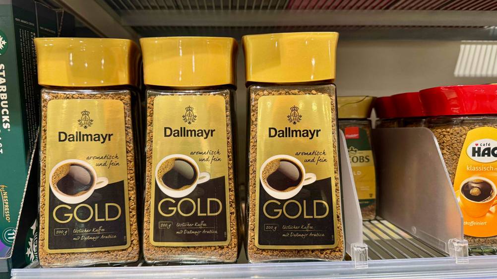 Dallmayr-Kaffee im Test: Mehrere Gläser in einem Verkaufsregal neben anderen Produkten.