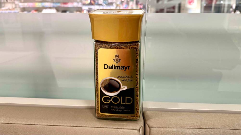 Eine Dose des getesteten Dallmayr-Kaffees vor einer Milchglascheibe.