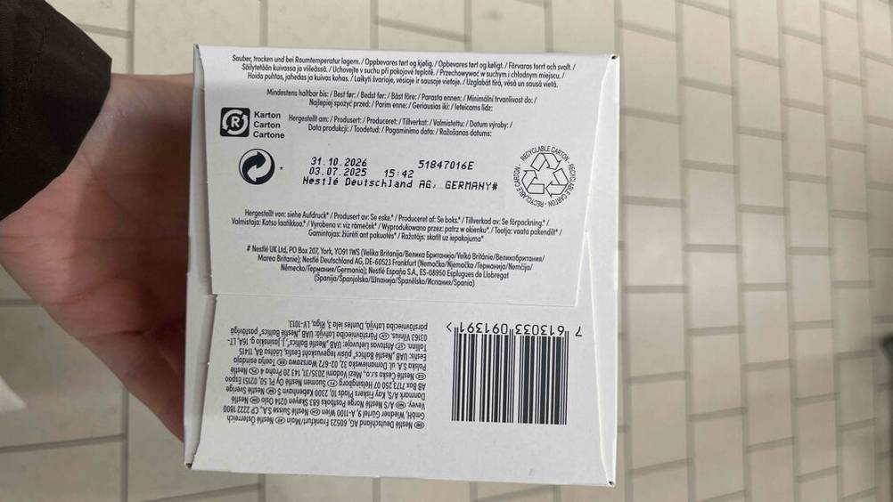 Nahaufnahme der Produktinformationen auf dem Boden der Schachtel mit den Dallmayr-Kapseln im Test.
