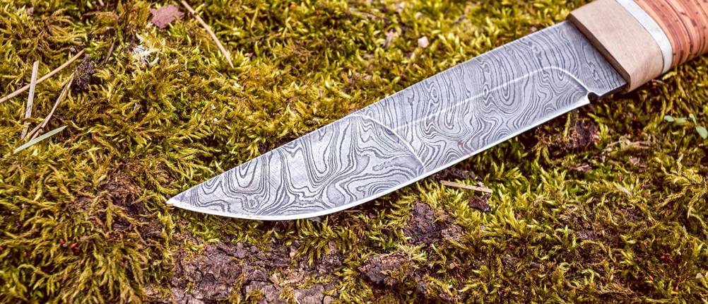 Damast-Jagdmesser-Test: Damast-Jagdmesser auf Moos