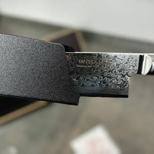 Der Griff des Fanteck Gyuto wird in Nahaufnahme gezeigt. Die verschiedenen Materialien und Zierstreifen sind klar voneinander abgegrenzt.
