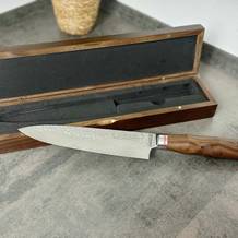 Das Schwartzhirsch Caliburn liegt auf einer offenen Holzbox mit schwarzem Schaumstoff-Inlay. Griff und Klinge sind vollständig sichtbar.