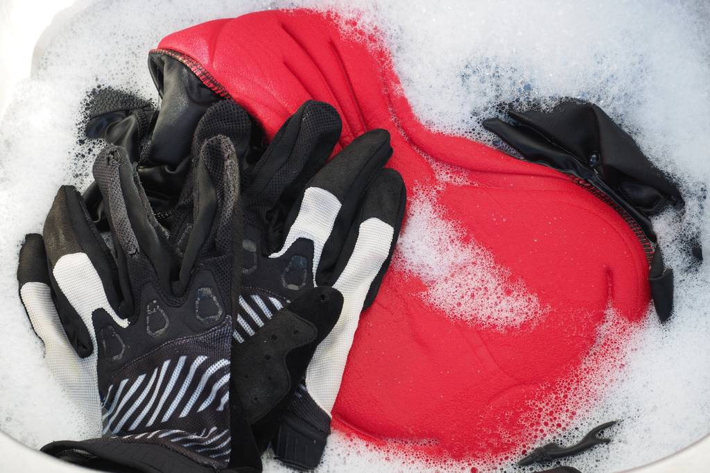 Damen-Fitness-Handschuhe-Test: Fitness-Handschuhe und weiteres Sportzubehör wird gewaschen. 