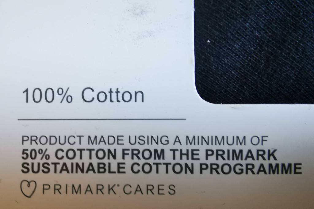 Auf der Verpackung von getesteten Damen-Slips ist das Material angegeben.