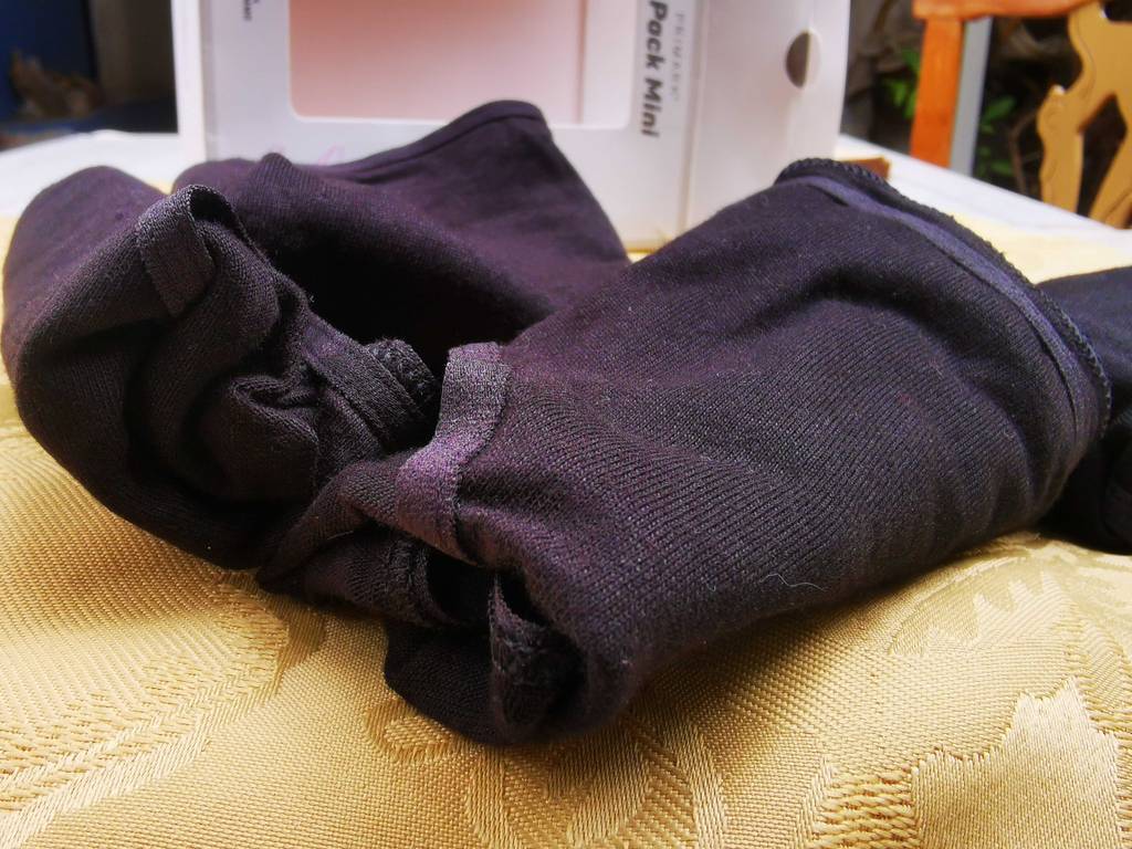 Nahansicht von mehreren zusammengelegten Damen-Slips im Test.