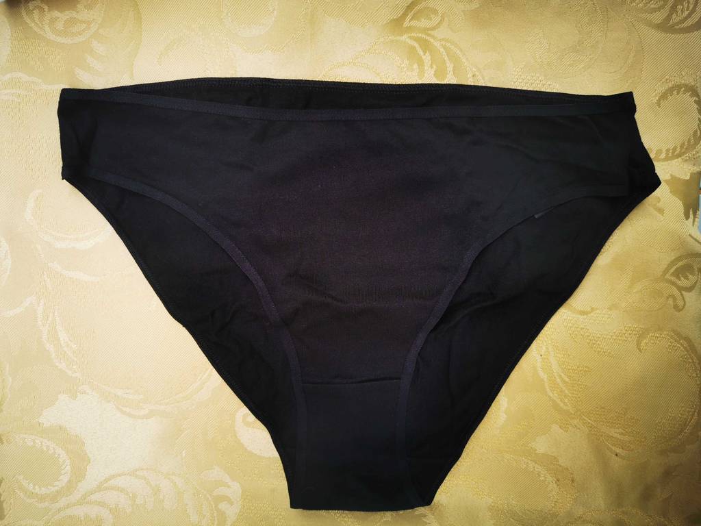 Damen-Slips im Test: Ein Slip liegt auf einem Tuch.