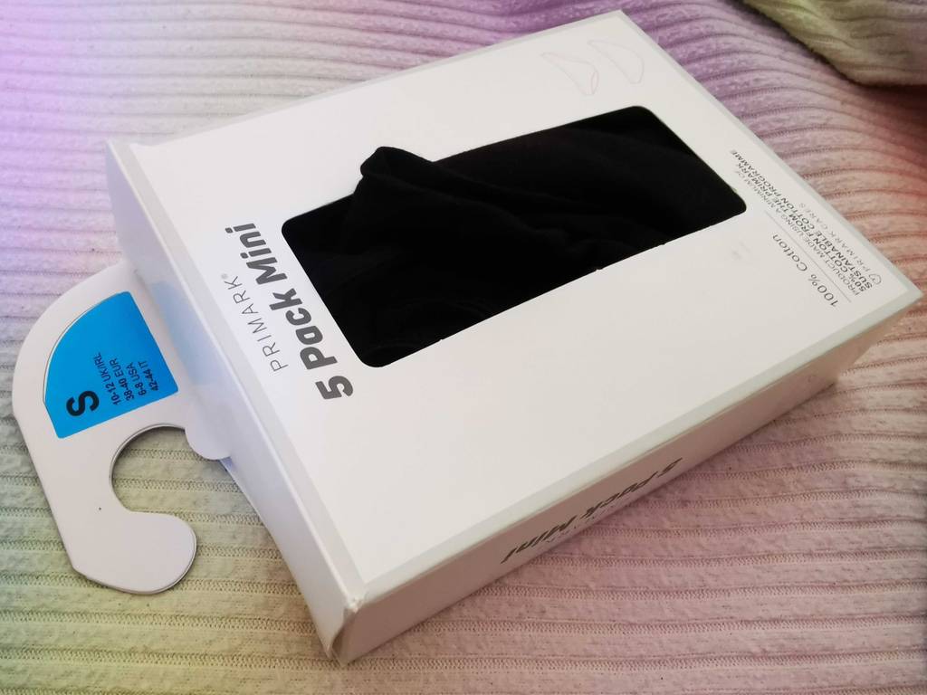 Ein 5er-Pack Damen-Slips liegt zum testen auf einer hellen Fläche.