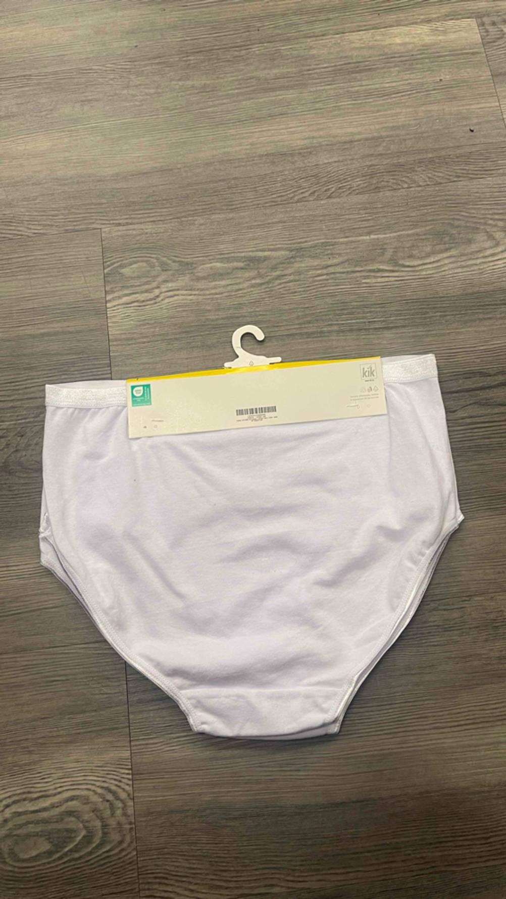 Eine getestete Damen-Unterhose von hinten auf einem Boden liegend.